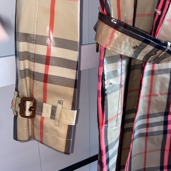 Burberry Runway laminated trench coat. US 4 - Picture 7 of 17